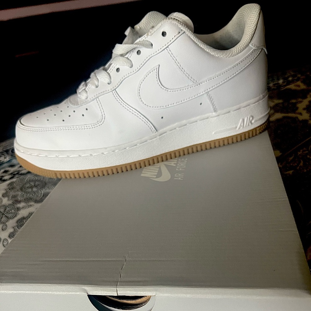 AIR FORCE 1'07
WHITE/WHITE-GUM LIGHT BROWN. WOMENS SIZE 9